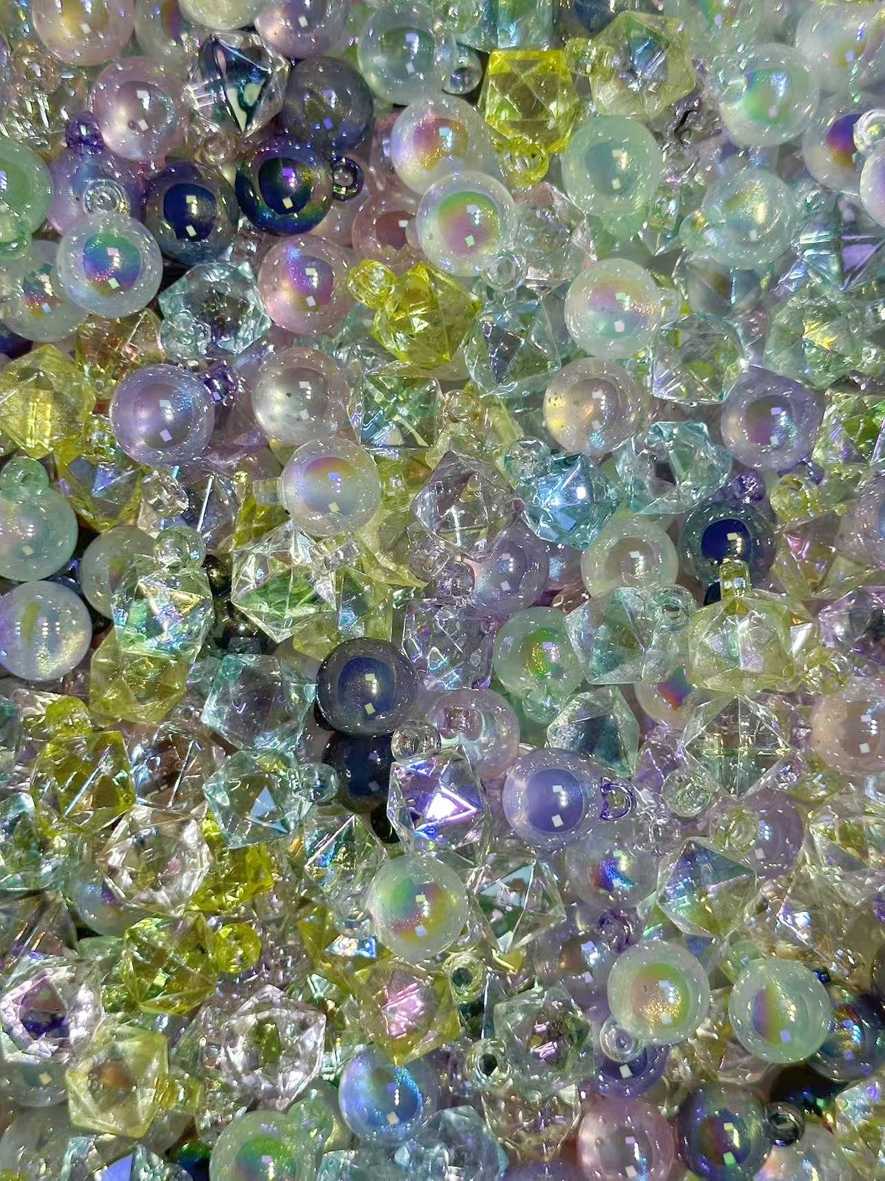 ♥人気♥8.12再入荷(現場制作)【A229】キラキラドリームシャボン(夜光あり、カン付きのクリア多角形8色と星空6色の大ミックス、リース作り)