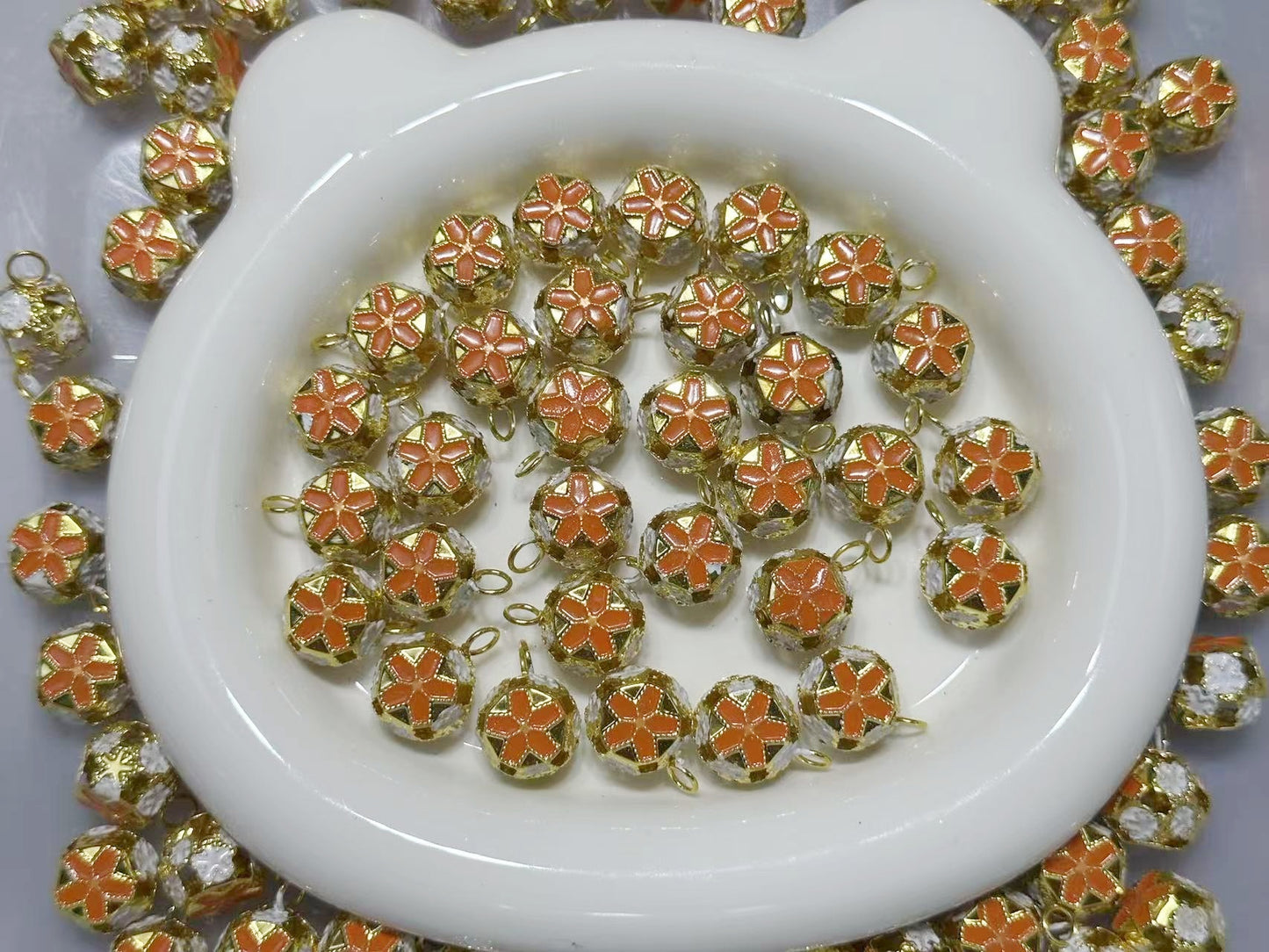 ♥人気♥10.8 再入荷と新色あり(段階式割引あり)【T080】キラキラお花鈴ビーズ(カン付き)