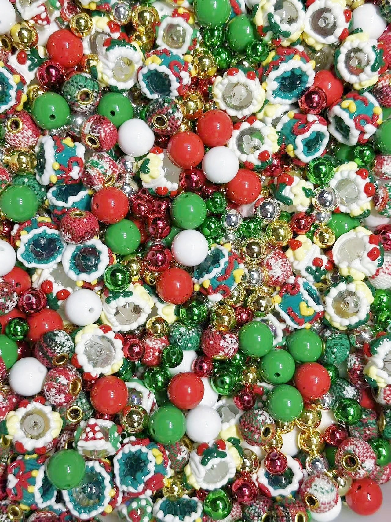 【A309】メリークリスマス(手描きビーズ4種類とアクリル3色とメタリック4色のストラップ用大ミックス)