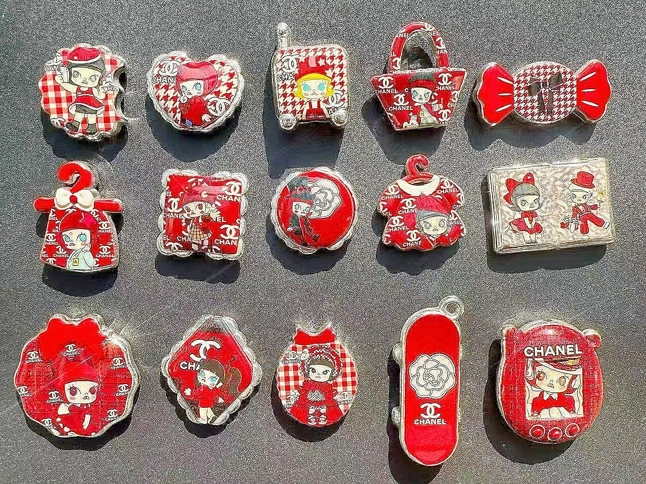 12.12NEW【A388】レッドシャネル・モリー(シルバーメッキロゴビーズ15種類とアクリルビーズ1種類とメッキビーズ1種類)