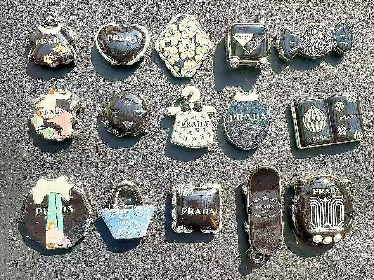 12.10NEW【A385】プラダ(シルバーメッキロゴビーズ15種類とアクリルビーズ1種類とメッキビーズ1種類)