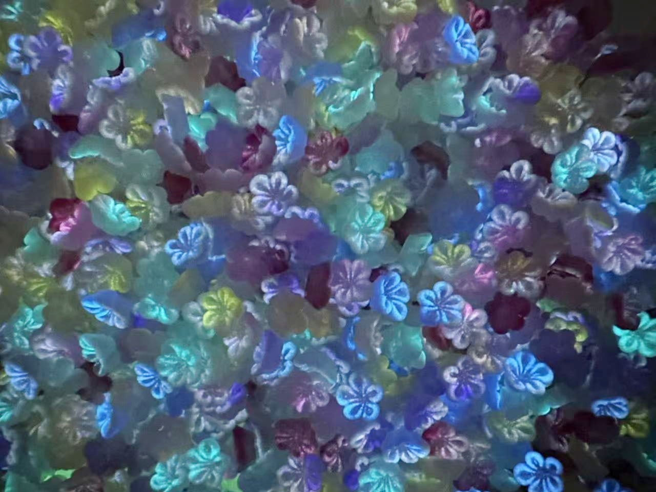 ♥人気♥12.18再入荷【L018】咲き誇る小さな桃の花(夜光・UVカラーチェンのソフト桃の花、7色MIX、6.5×7.1mm)