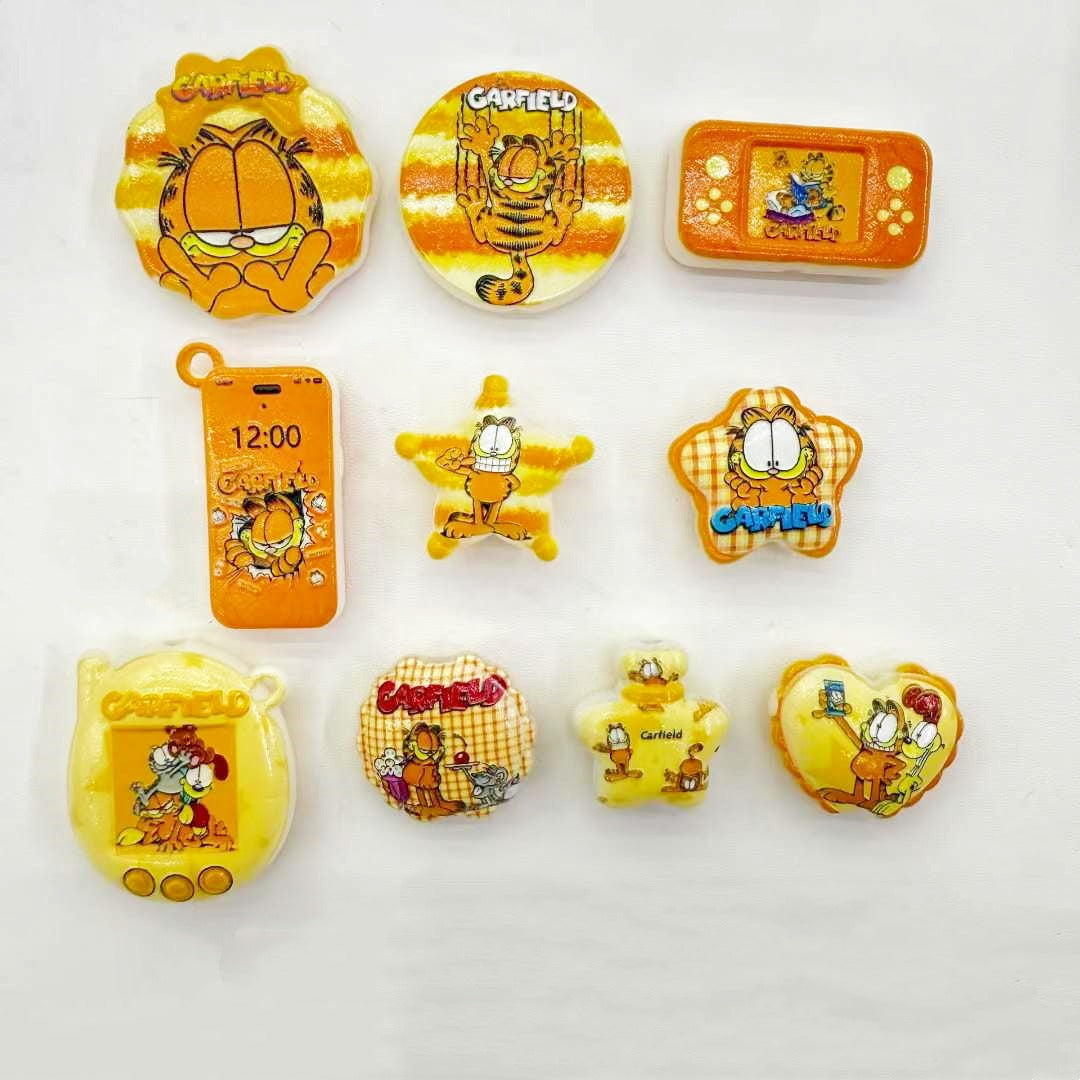 1.8NEW【A421】ガーフィールド(浮き彫りキャラビーズ10種類とアクリルビーズ2色とポンポンヒョウ柄ロンデル1色)