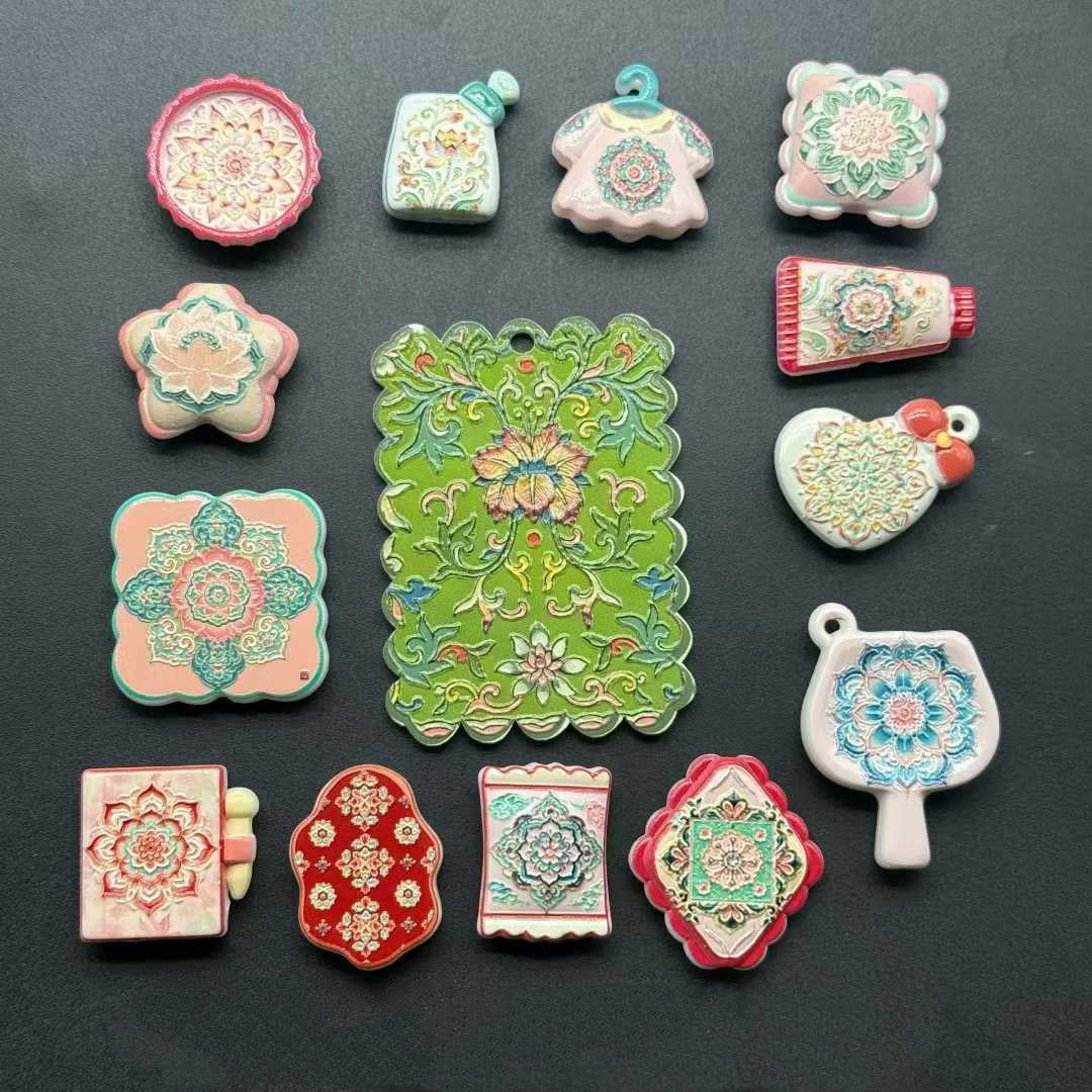 2.26NEW【A466】盛世に咲く華(花模様浮き彫りビーズ約13種類入りのストラップ用大ミックス)