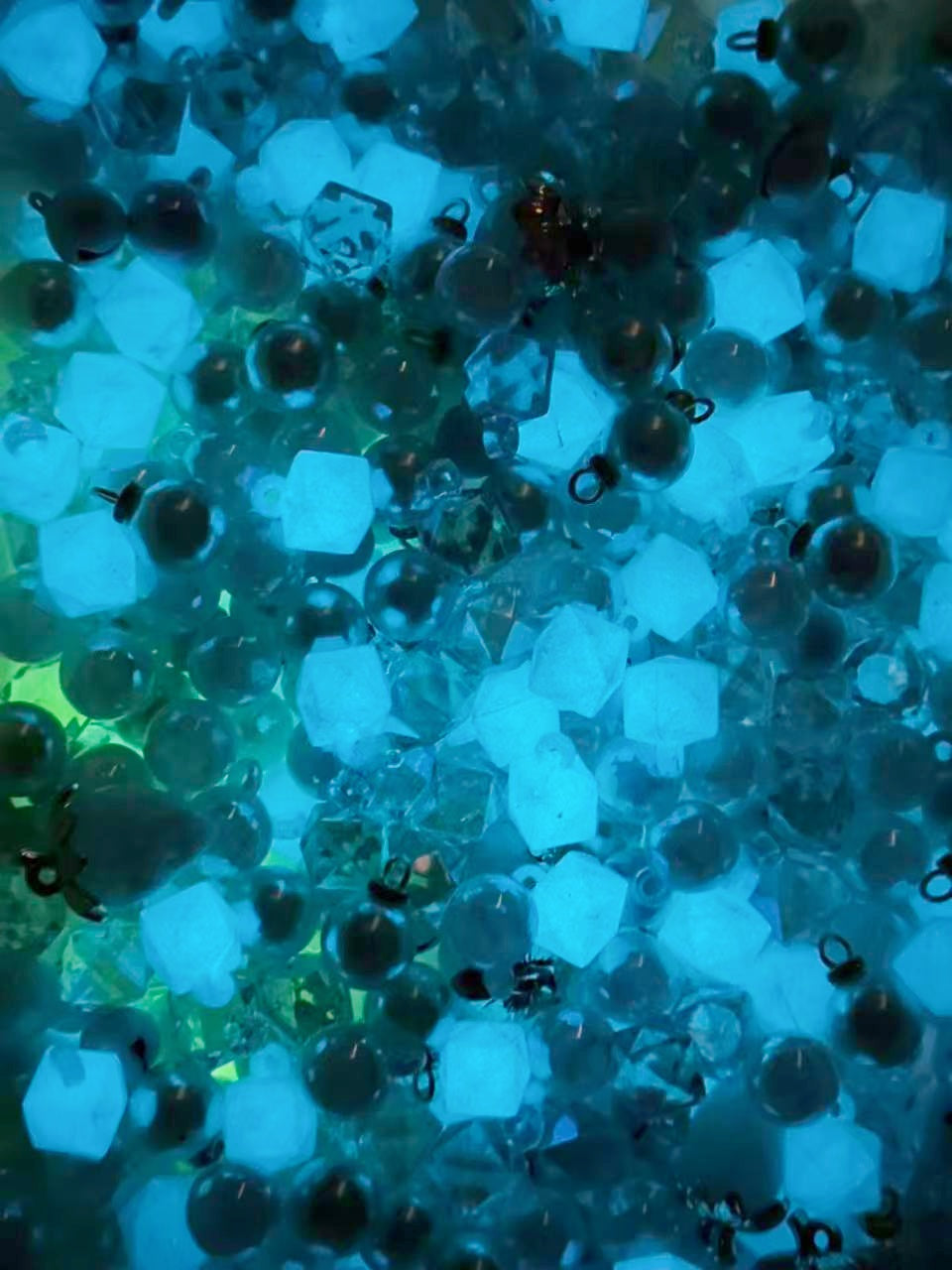 1.12NEW【L049】湖に咲いたイチゴ(夜光あり、カン付き5種類と高級イチゴチャーム1種類、リース用)