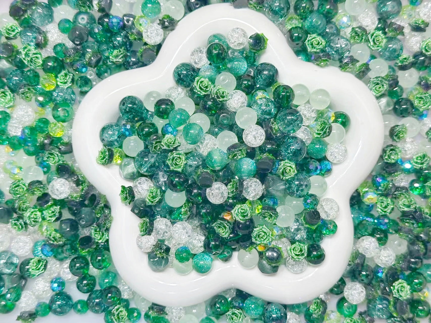 2.14NEW【B126】エメラルドの秘境(レジンビーズ2種類、高品質ガラスビーズ4種類とガラス多面カット3種類)