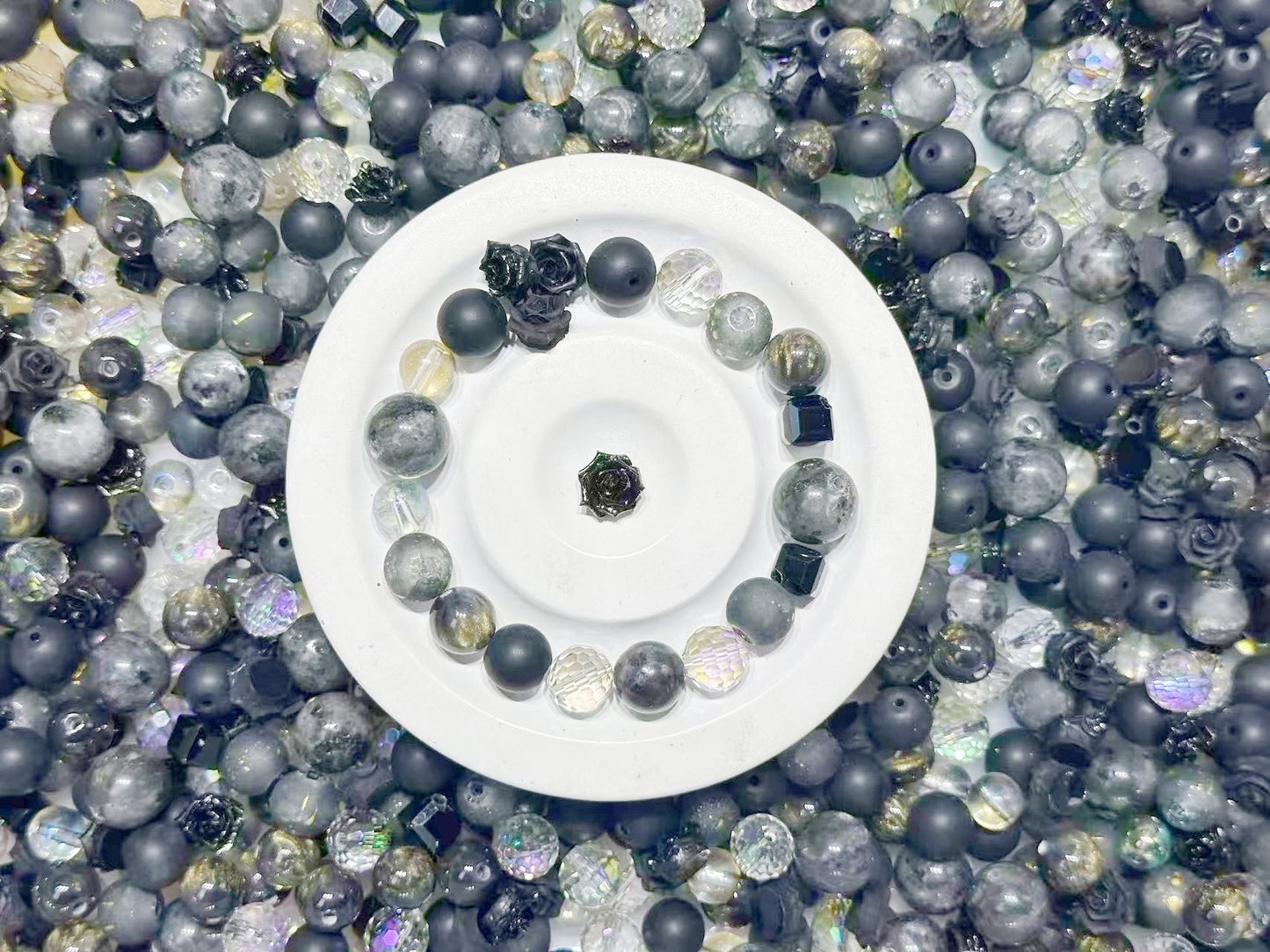 3.5NEW【B130】闇の閃光(ラブラドライト10mmと12mm、ソフトバラ2種類、レジン1種類、高品質ガラスビーズ3種類とガラス多面カット1種類)