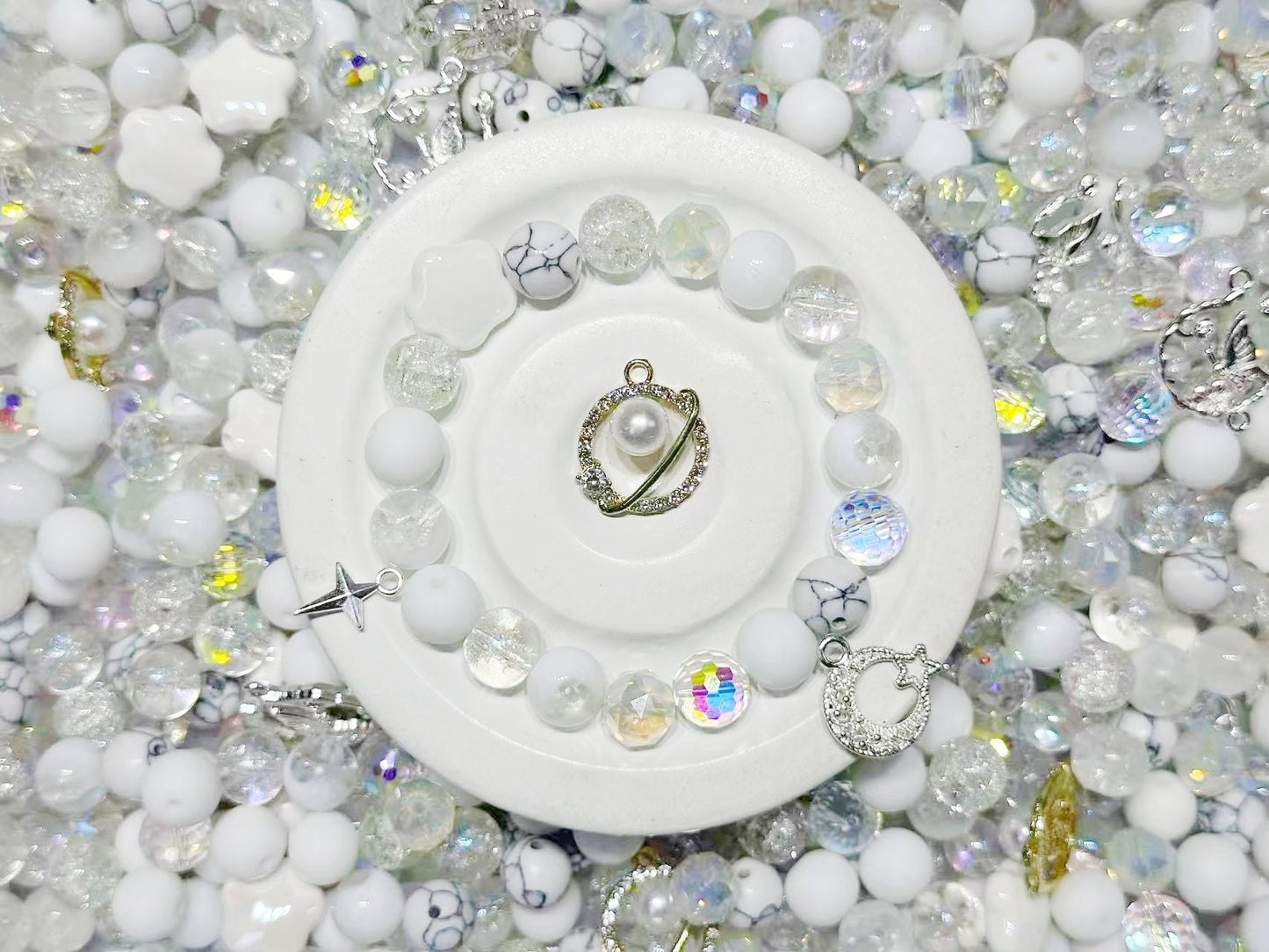 3.13NEW【B134】雪国のタカラ(ハウライト、陶器ビーズ1種類、刻みガラスビーズ1種類と高品質ガラスビーズ4種類とガラス多面カット2種類とメタル3種類)