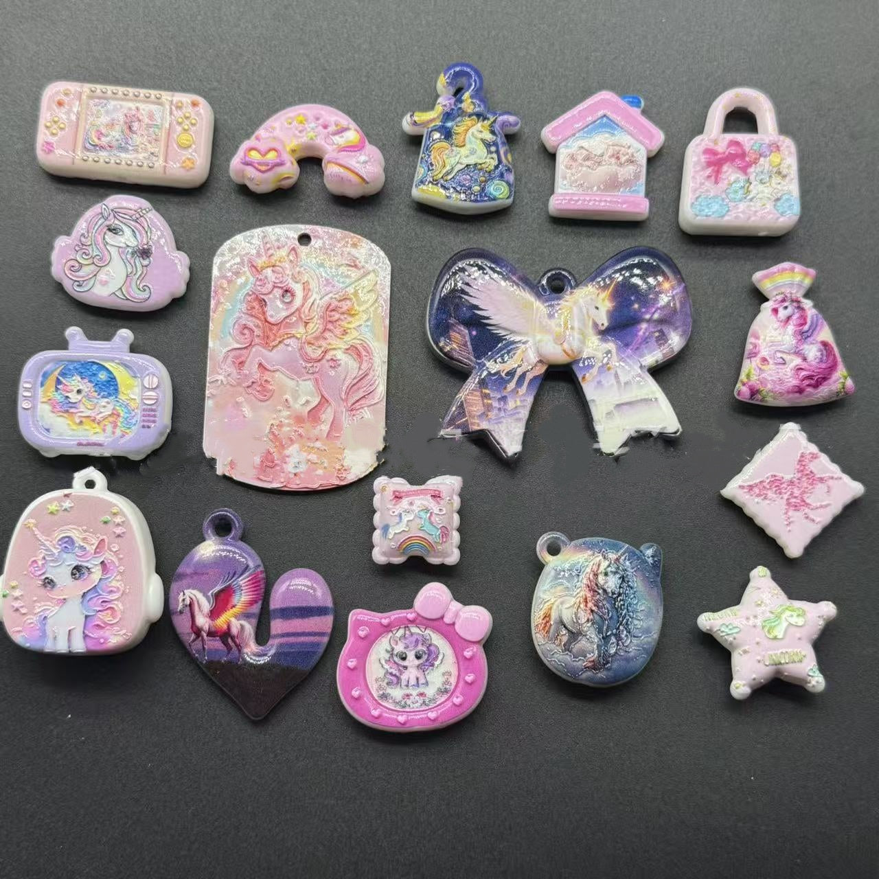 2.27NEW【A467】空へゆくユニコン(浮き彫りプリントビーズ約14種類とプレート1種類とリボンパーツ1種類、普通ビーズなし)