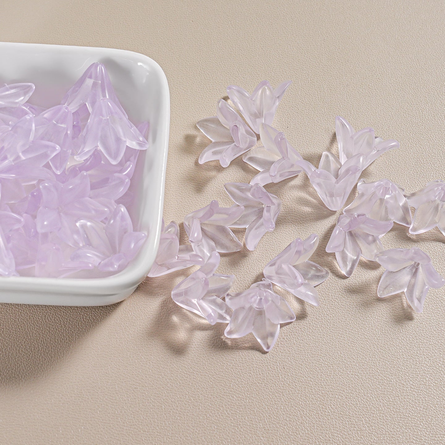 8.23再入荷(段階式割引あり)【T069】プリンセスユリ(アクリル、約16.6×16.6mm、リース作り)