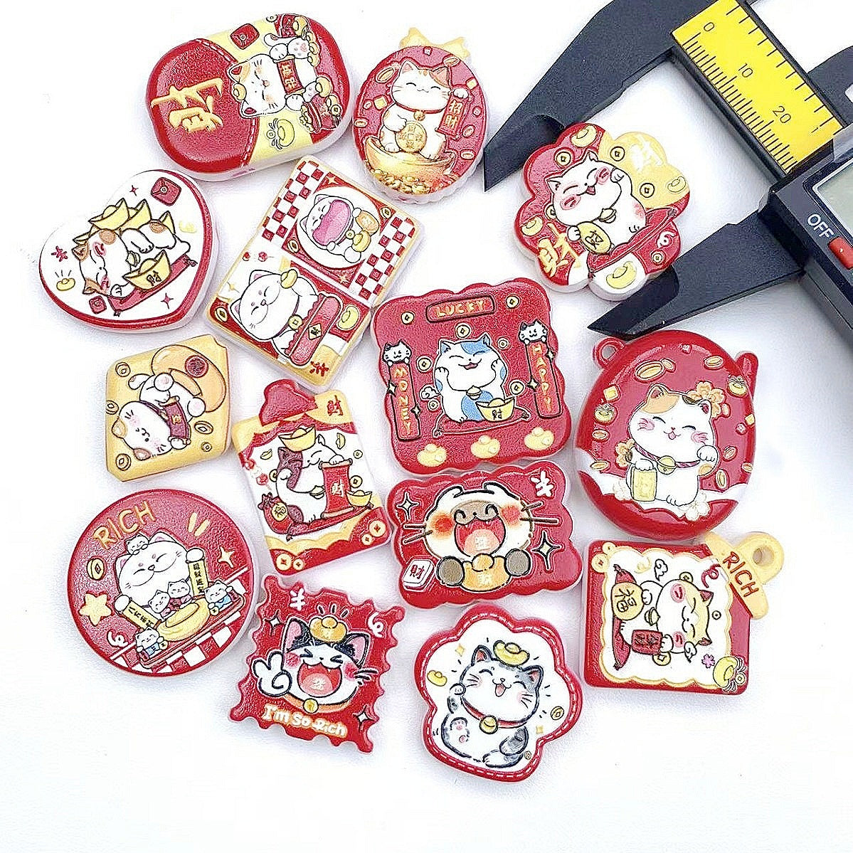 12.10NEW【A382】お金こい!招き猫(浮き彫りキャラビーズ15種類とアクリルビーズ2色)