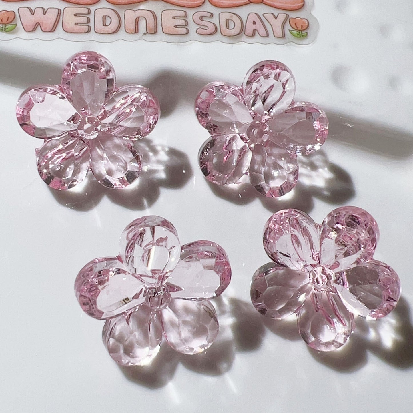 ♥人気♥8.13再入荷【T005】(段階式割引あり)クリア桜の花(アクリル、カン付き、直径約22mm)