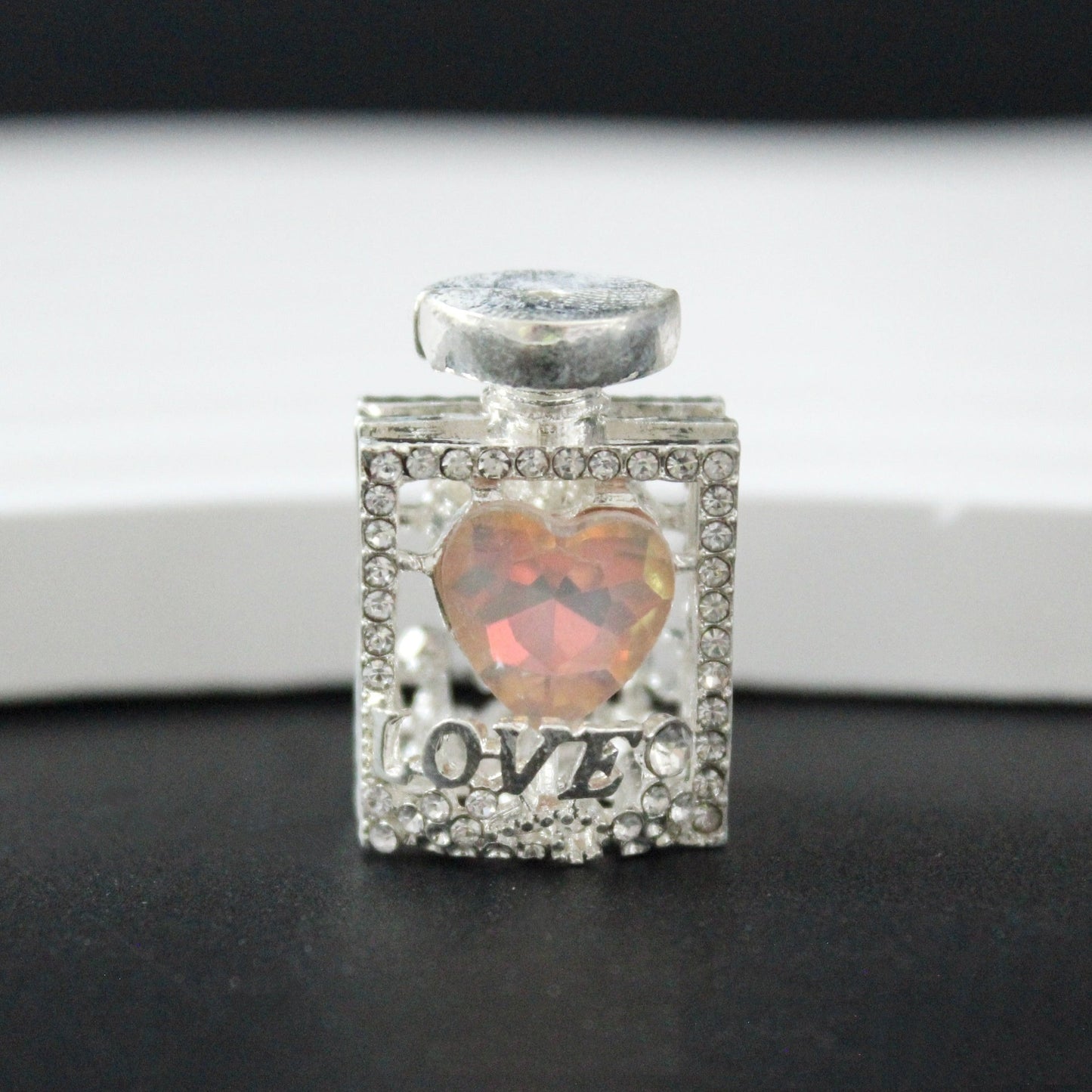 3.9再入荷♥段階式割引有り♥【T134】誘惑の香水(キラキラ、ダイヤハート付き、約20×15mm)
