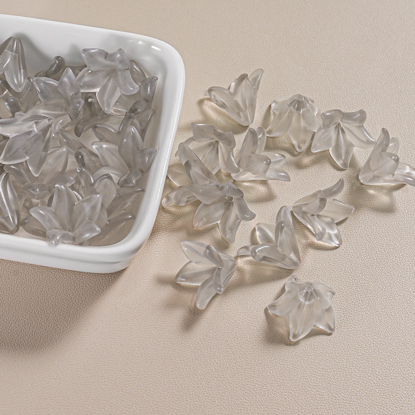 8.23再入荷(段階式割引あり)【T069】プリンセスユリ(アクリル、約16.6×16.6mm、リース作り)