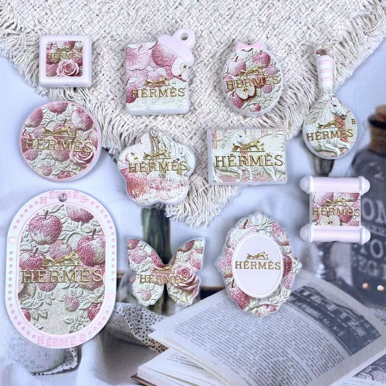 6.5NEW【A531】ローズアップルエレガント(エルメスの刺繍浮き彫りロゴビーズ10種類とプレート1種類)