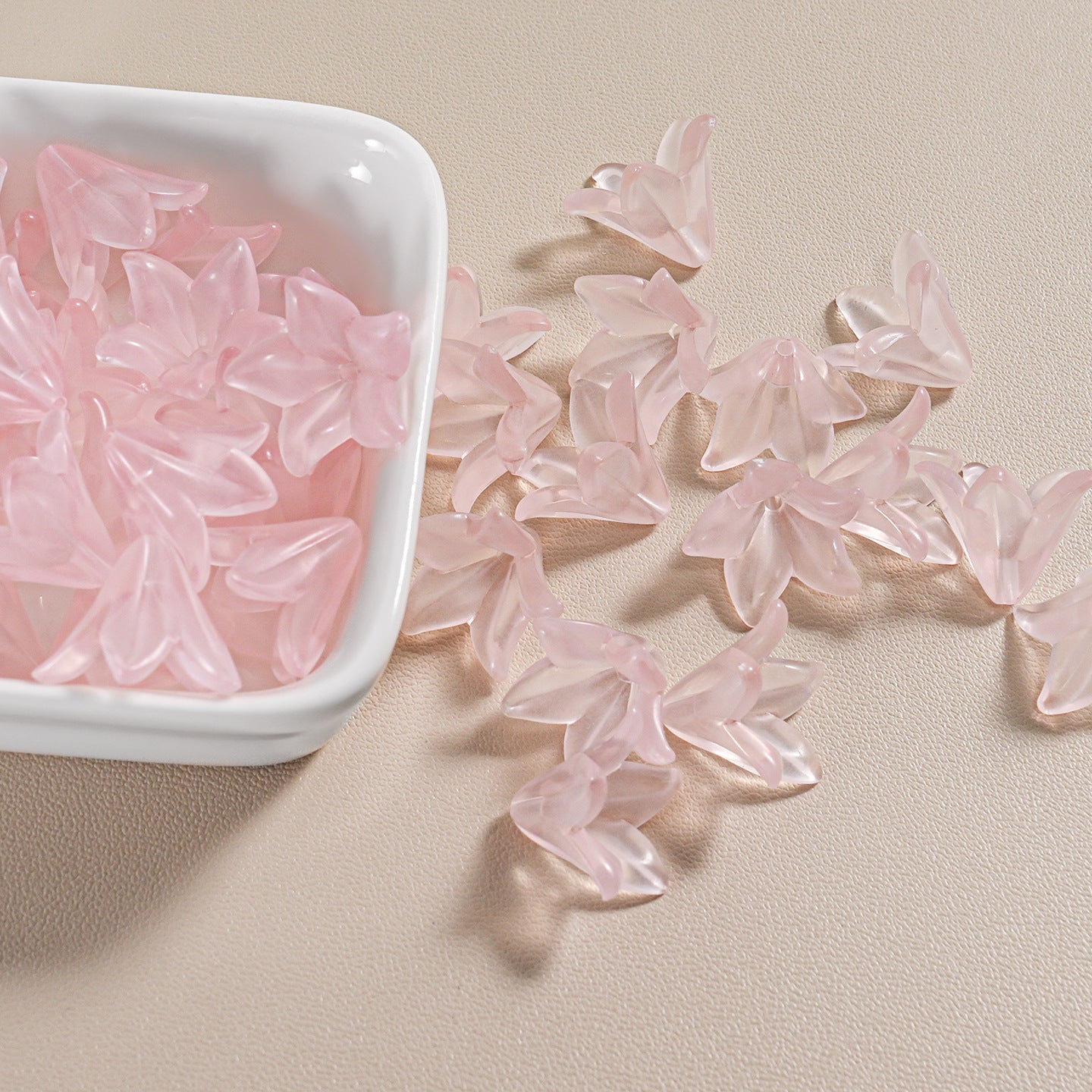 8.23再入荷(段階式割引あり)【T069】プリンセスユリ(アクリル、約16.6×16.6mm、リース作り)