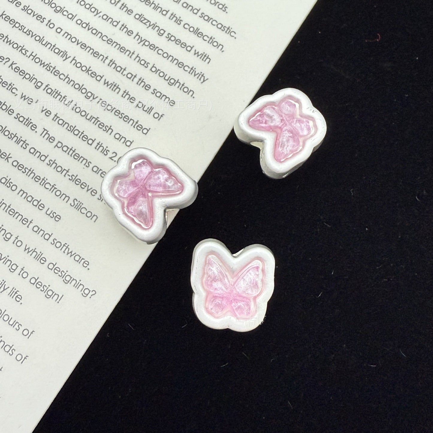 9.9NEW【P071】(段階式割引あり)四つ穴パーツ(マーブルカラー蝶々・マットシルバー)