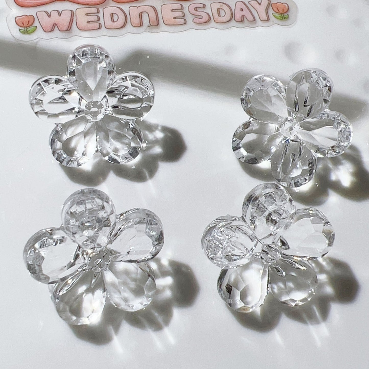 ♥人気♥8.13再入荷【T005】(段階式割引あり)クリア桜の花(アクリル、カン付き、直径約22mm)