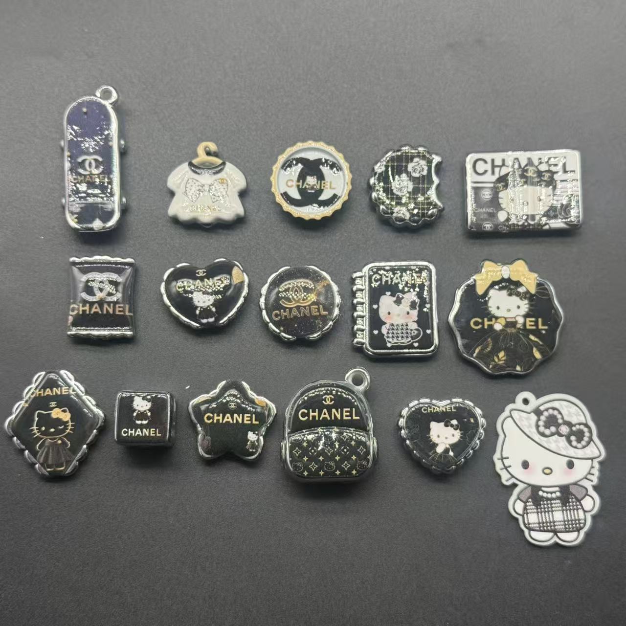 3.11NEW【A477】おしゃれ猫(シルバーメッキCCロゴキャラビーズ約16種類とアクリルビーズ2種類)