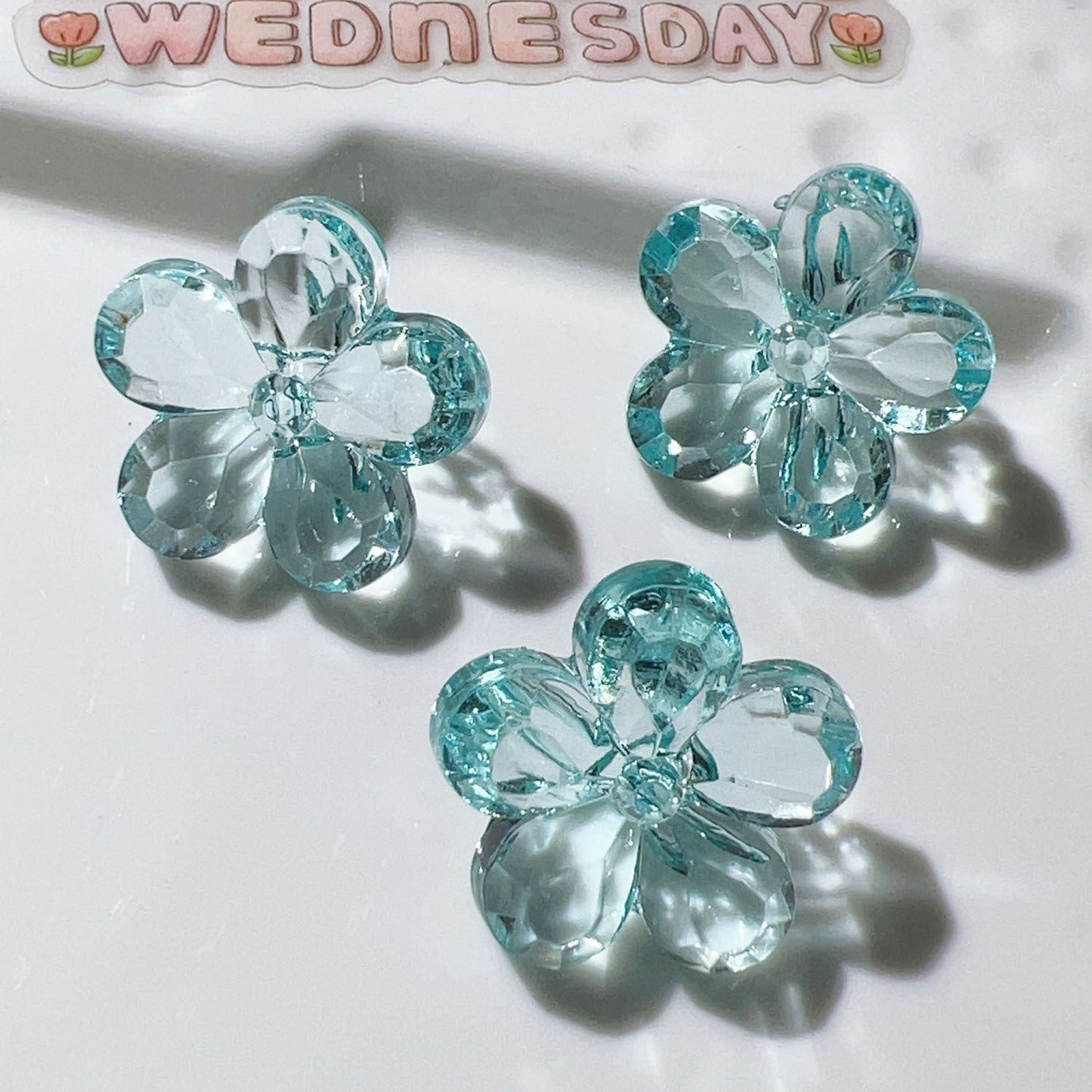 ♥人気♥8.13再入荷【T005】(段階式割引あり)クリア桜の花(アクリル、カン付き、直径約22mm)