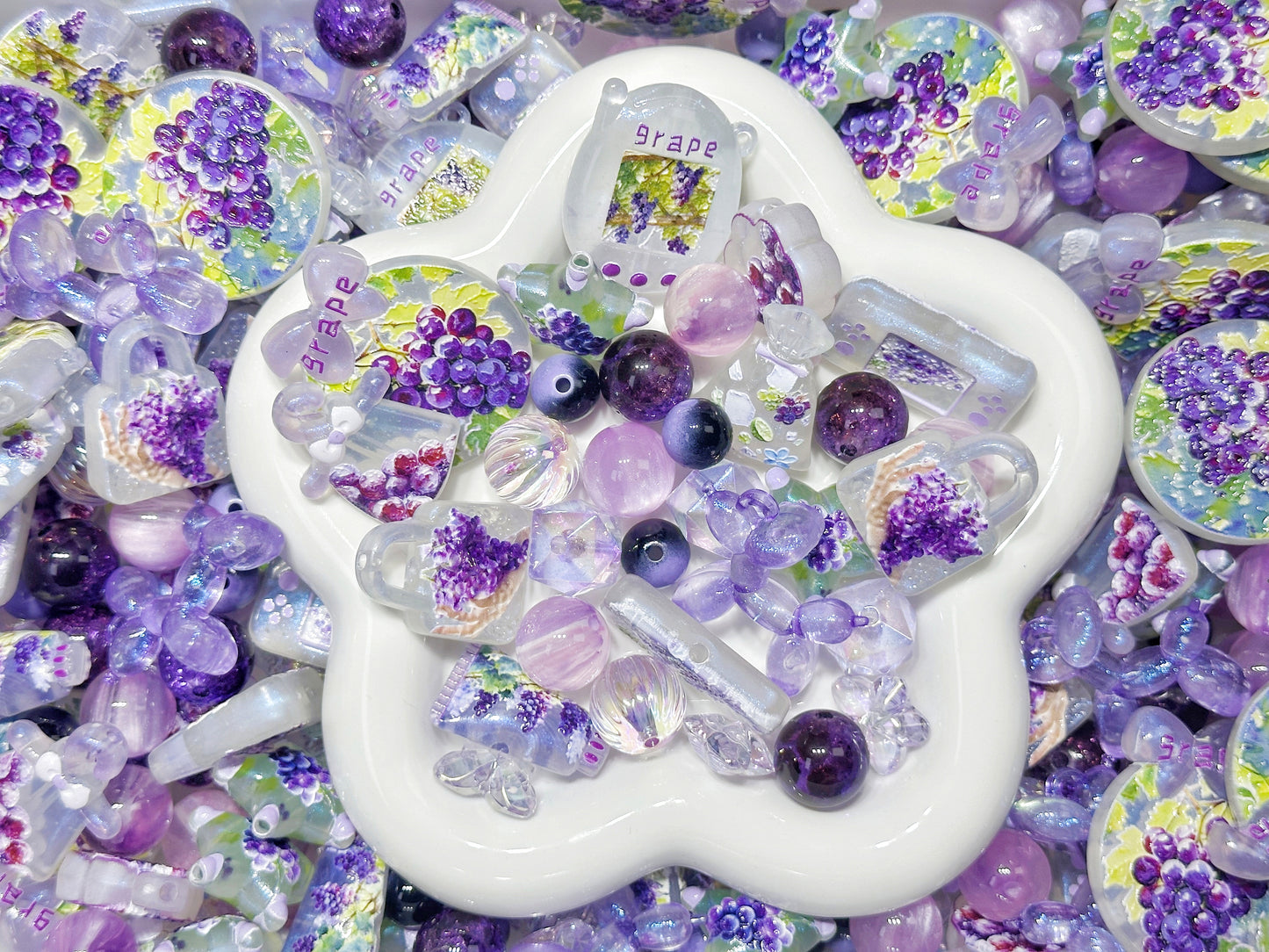 3.12NEW【A479】葡萄園の見守り(夜光浮き彫りビーズ約8種類とレジンビーズ2種類など入りのストラップ用大ミックス)