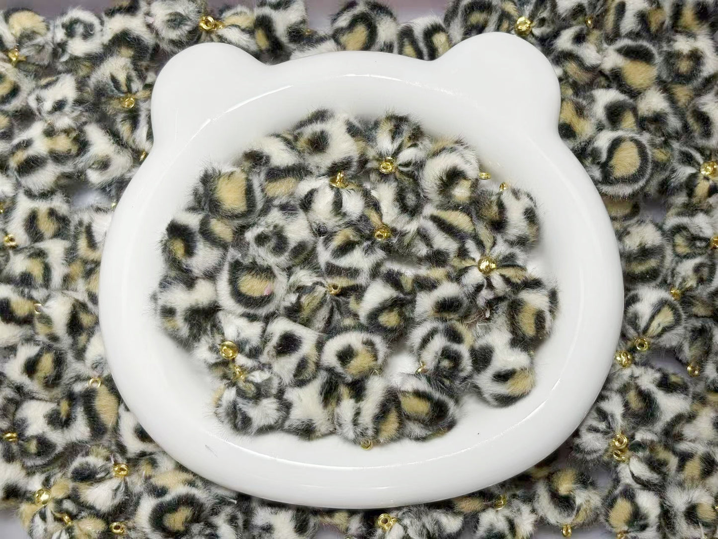 10.29新色あり♥段階式割引あり♥【T085】もふもふヒョウ柄ビーズ（カン付き、16mm）