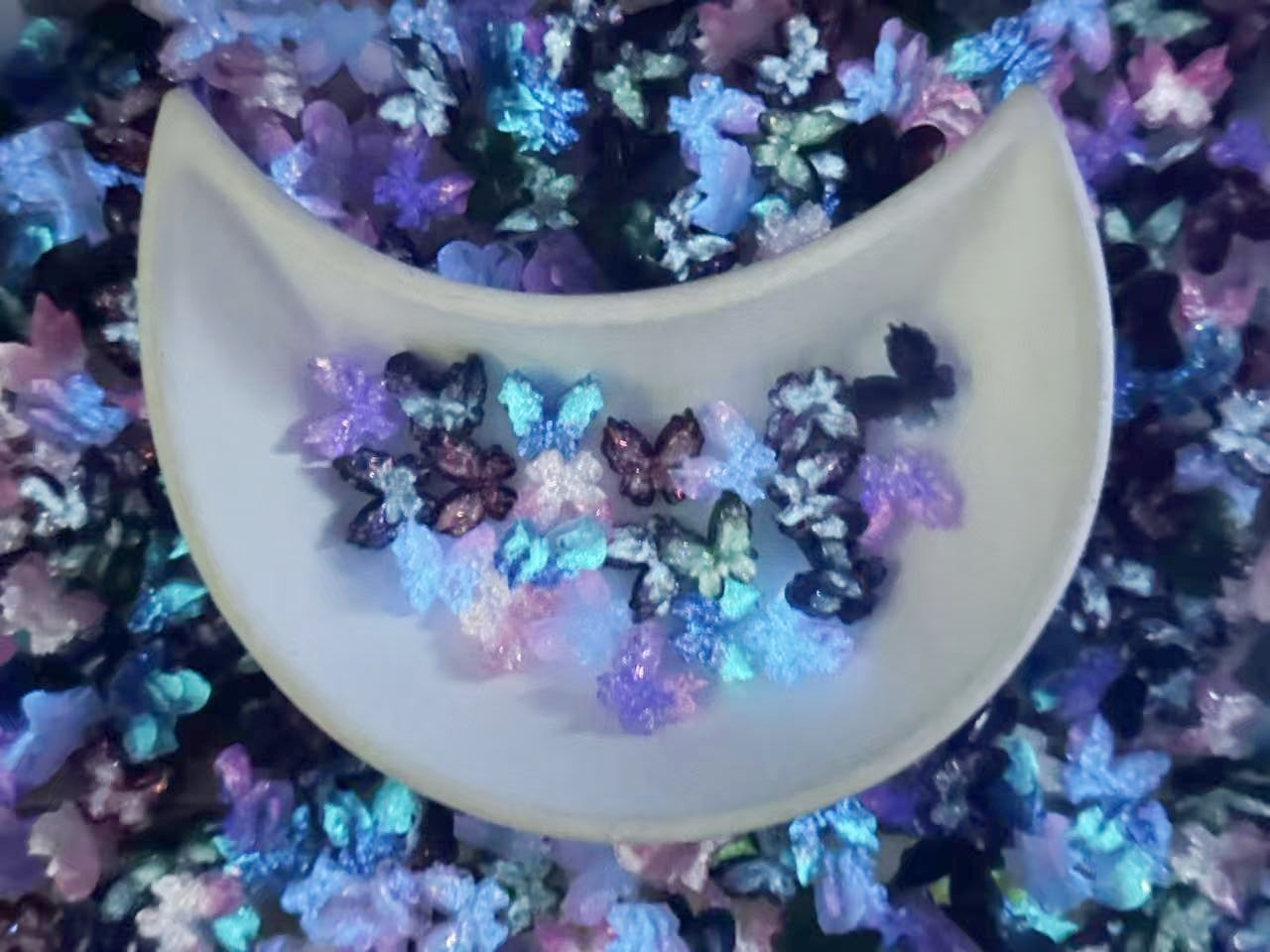 10.29再入荷と更新あり【A318】暗夜に光る蝶（夜光ソフト蝶々9色、12.7×11.5mm）