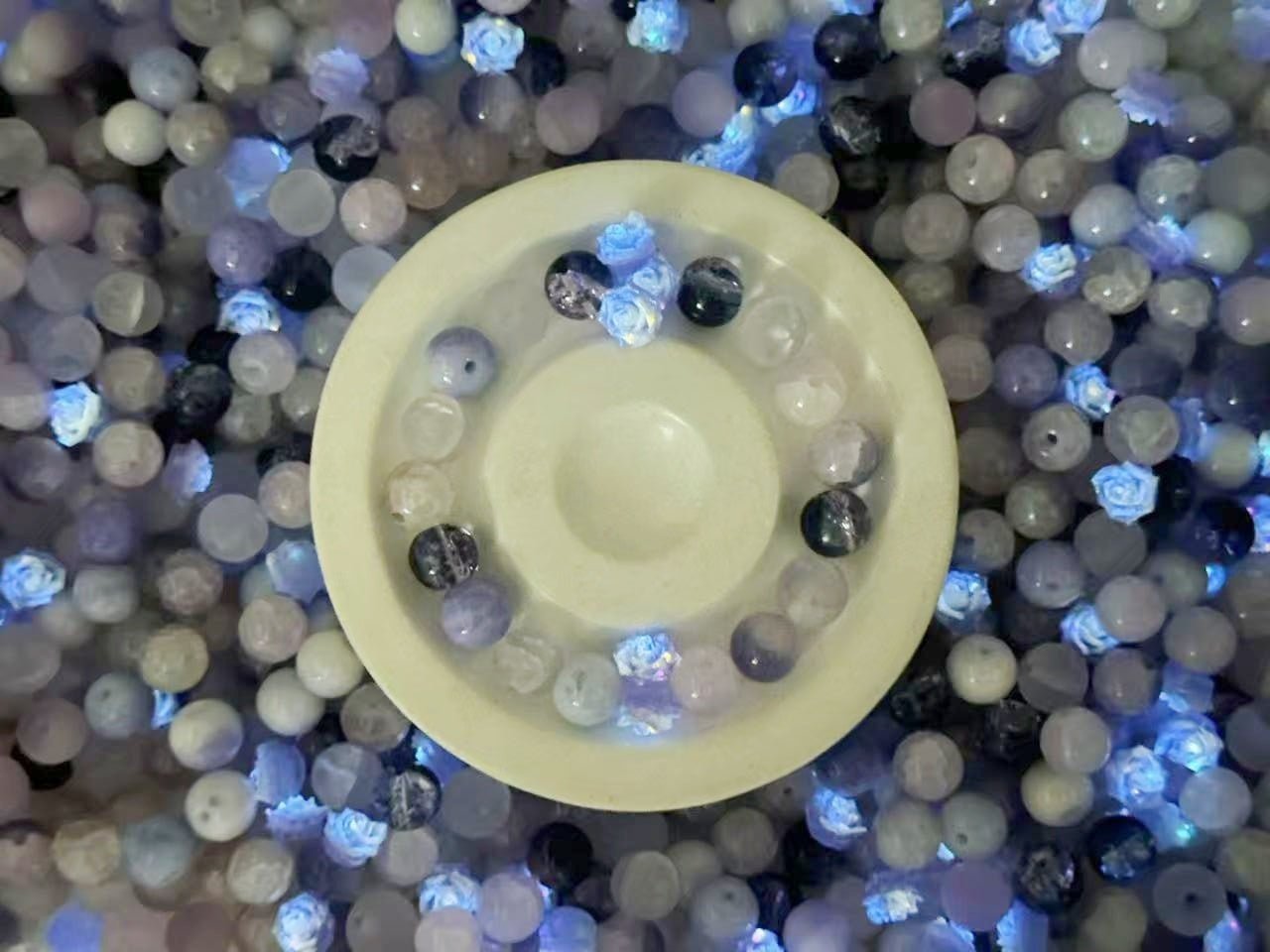 10.27NEW【B103】ライラックの恋話（夜光ソフトバラ1色、高品質ガラスビーズ6種類、マットレジンビーズ1種類）