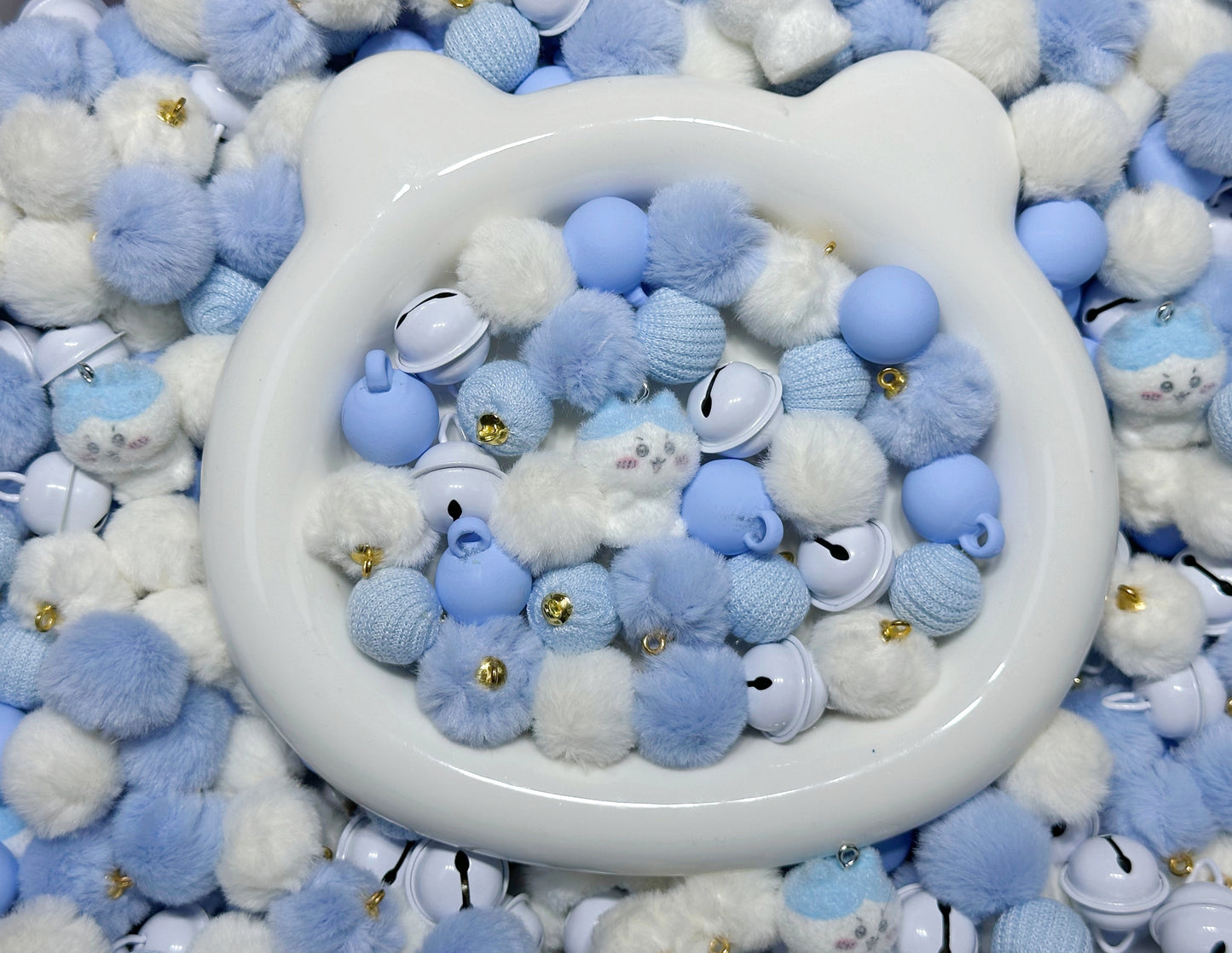 11.6NEW【A337】ふわふわちいかわ（カン付きビーズ5種類とちいかわチャーム1種類、リース作り）