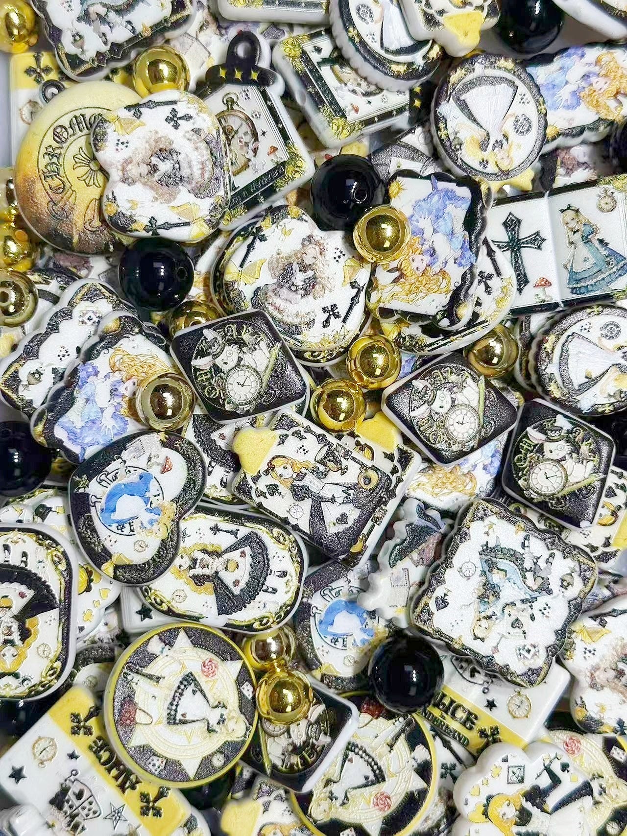 ♥人気♥12.10再入荷【A370】クロム・アリス（浮き彫りロゴキャラビーズ14種類とアクリルビーズ2種類）