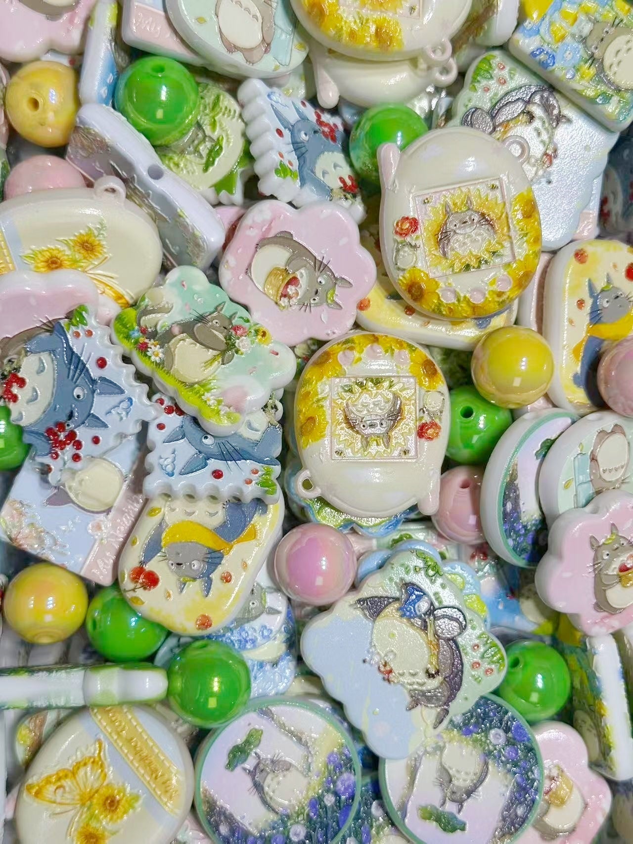 12.8NEW【A380】晴れ待ちのトトロ（浮き彫りロゴキャラビーズ15種類とアクリルビーズ3色）