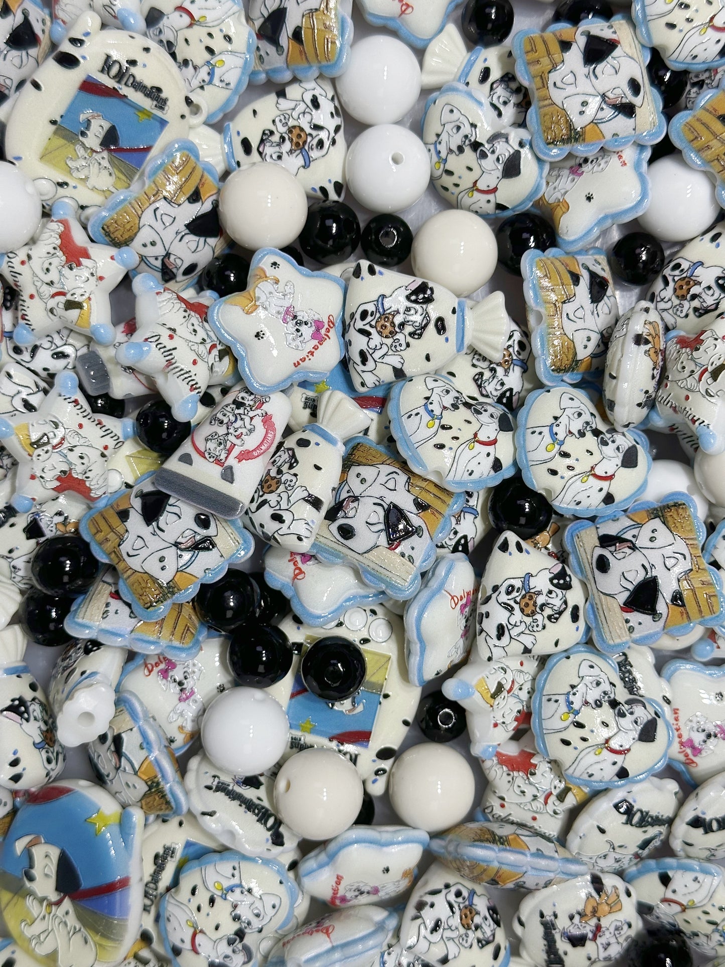 12.15NEW【A392】ダルメシアン（浮き彫りキャラビーズ8種類とアクリルビーズ2種類）