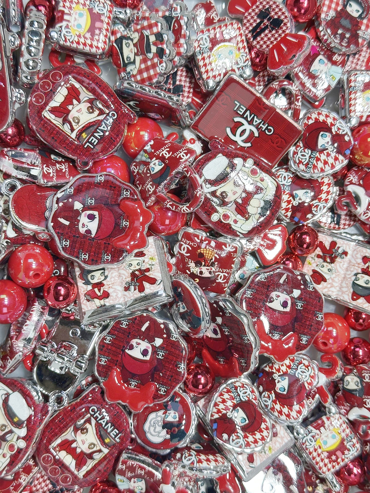 12.12NEW【A388】レッドシャネル・モリー（シルバーメッキロゴビーズ15種類とアクリルビーズ1種類とメッキビーズ1種類）