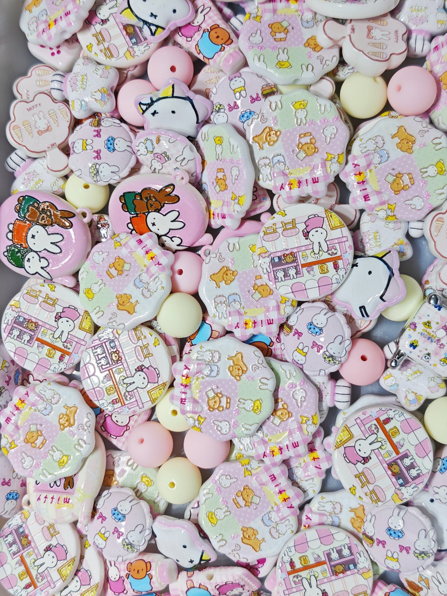 12.31NEW【A410】ウサギMiffy（浮き彫りキャラビーズ10種類とマットビーズ2色）