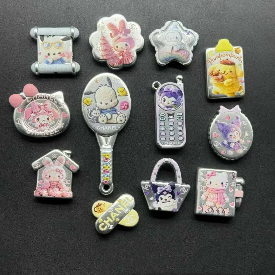 2.13NEW【A458】サンリオのミラーパーティー（マットシルバーキャラビーズ12種類とアクリルビーズ2種類カラフル）