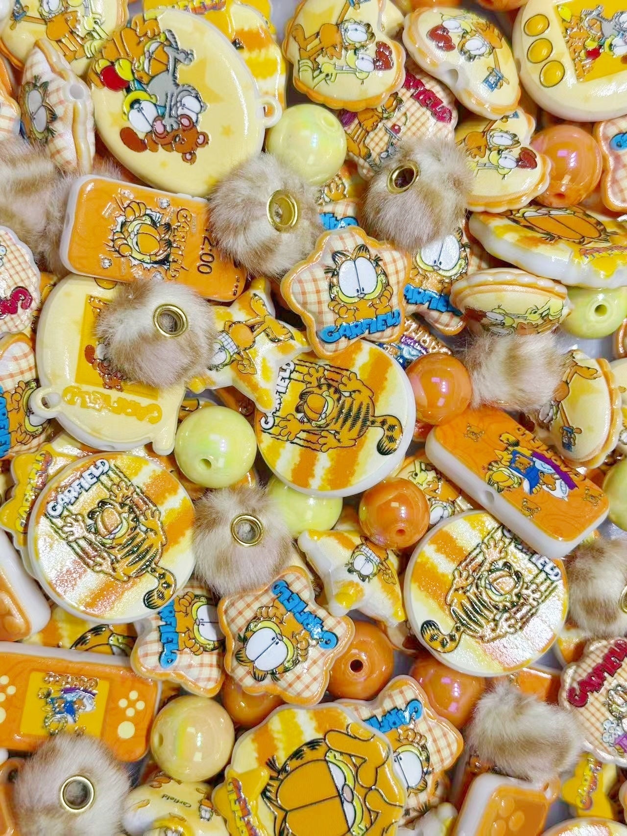 1.8NEW【A421】ガーフィールド（浮き彫りキャラビーズ10種類とアクリルビーズ2色とポンポンヒョウ柄ロンデル1色）