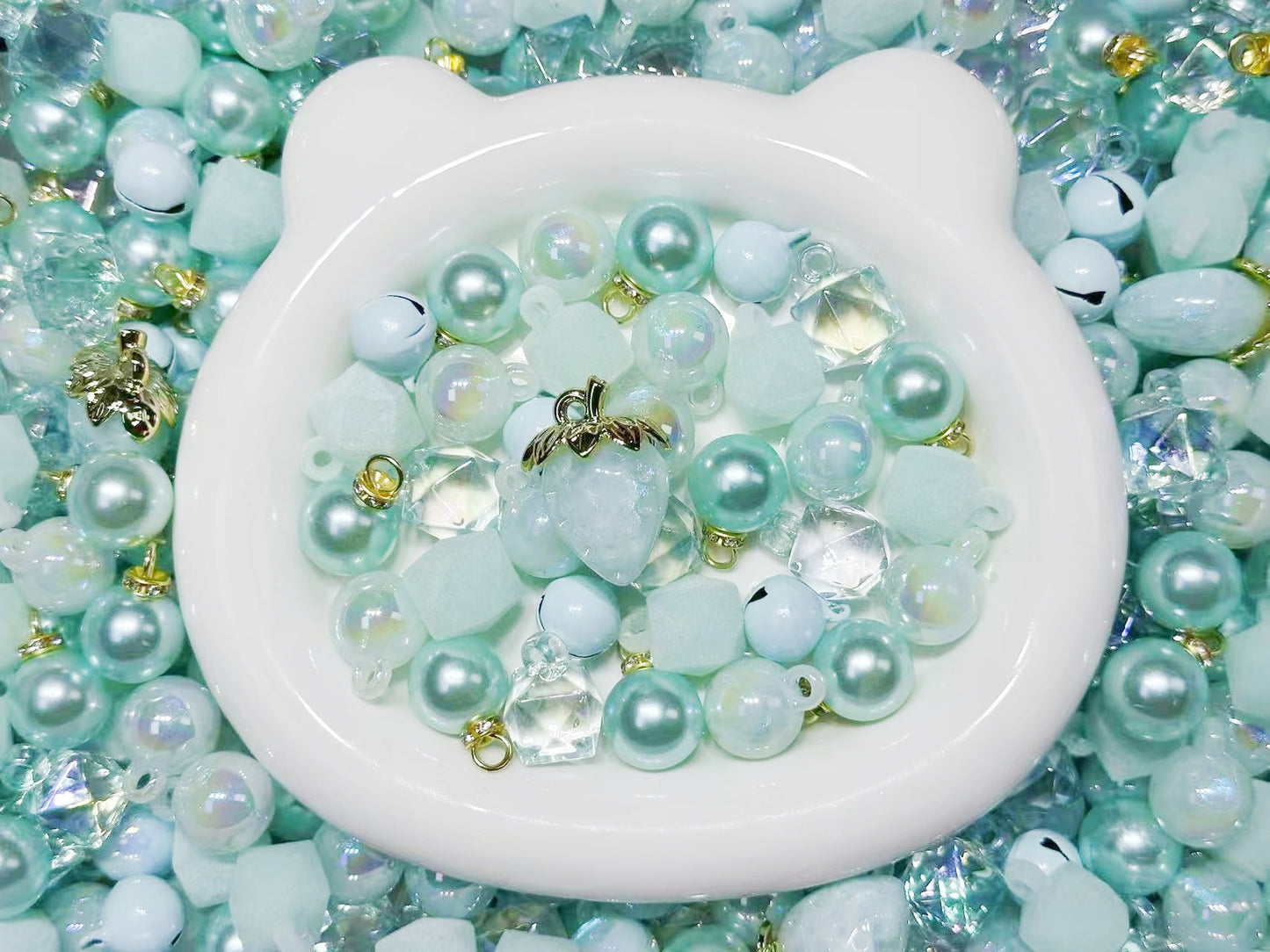 1.12NEW【L049】湖に咲いたイチゴ（夜光あり、カン付き5種類と高級イチゴチャーム1種類、リース用）