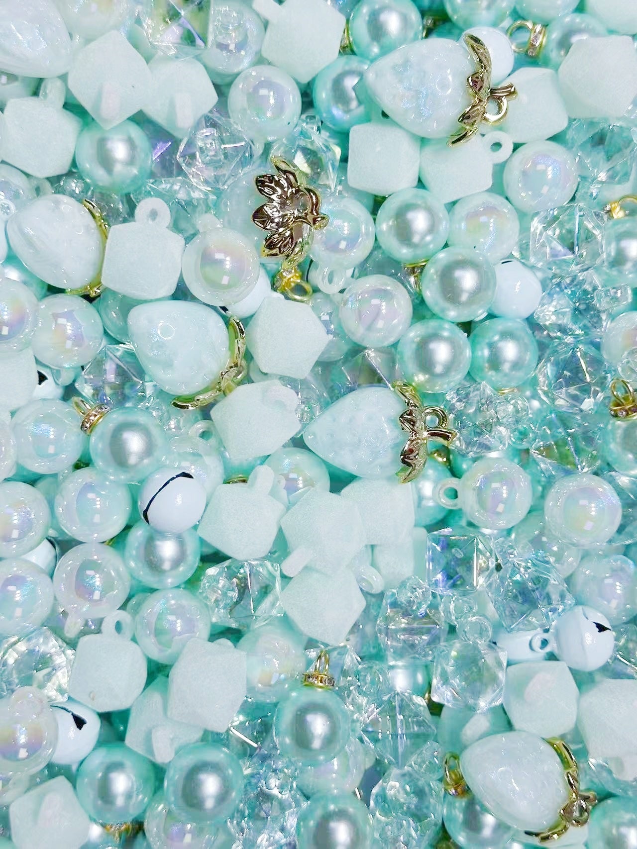 1.12NEW【L049】湖に咲いたイチゴ（夜光あり、カン付き5種類と高級イチゴチャーム1種類、リース用）