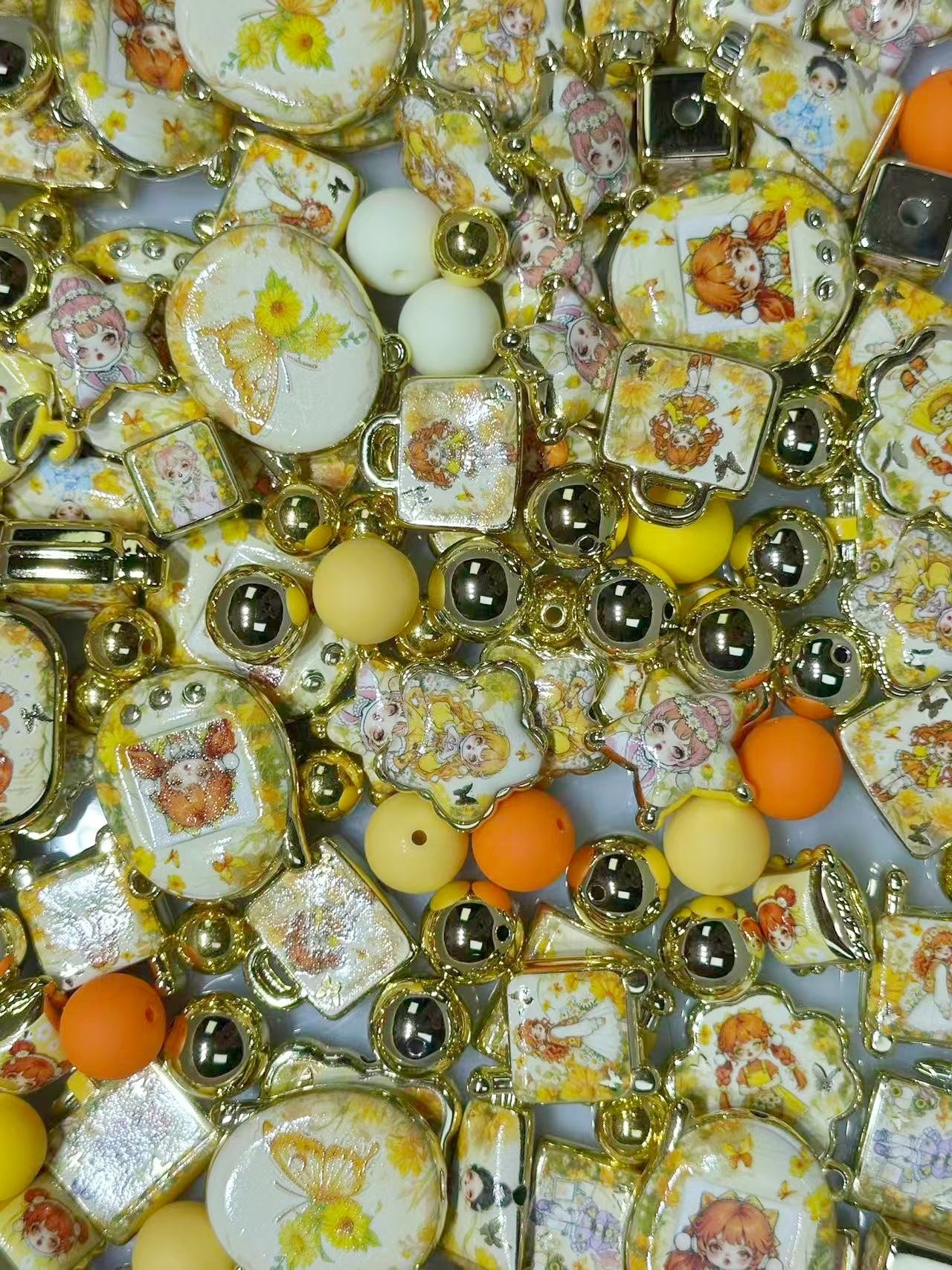 2.14少量再入荷【A426】デイジープリンセス・SP（ゴールドメッキキャラビーズ13種類とアクリルビーズ1色とゴールドメッキビーズ1色）