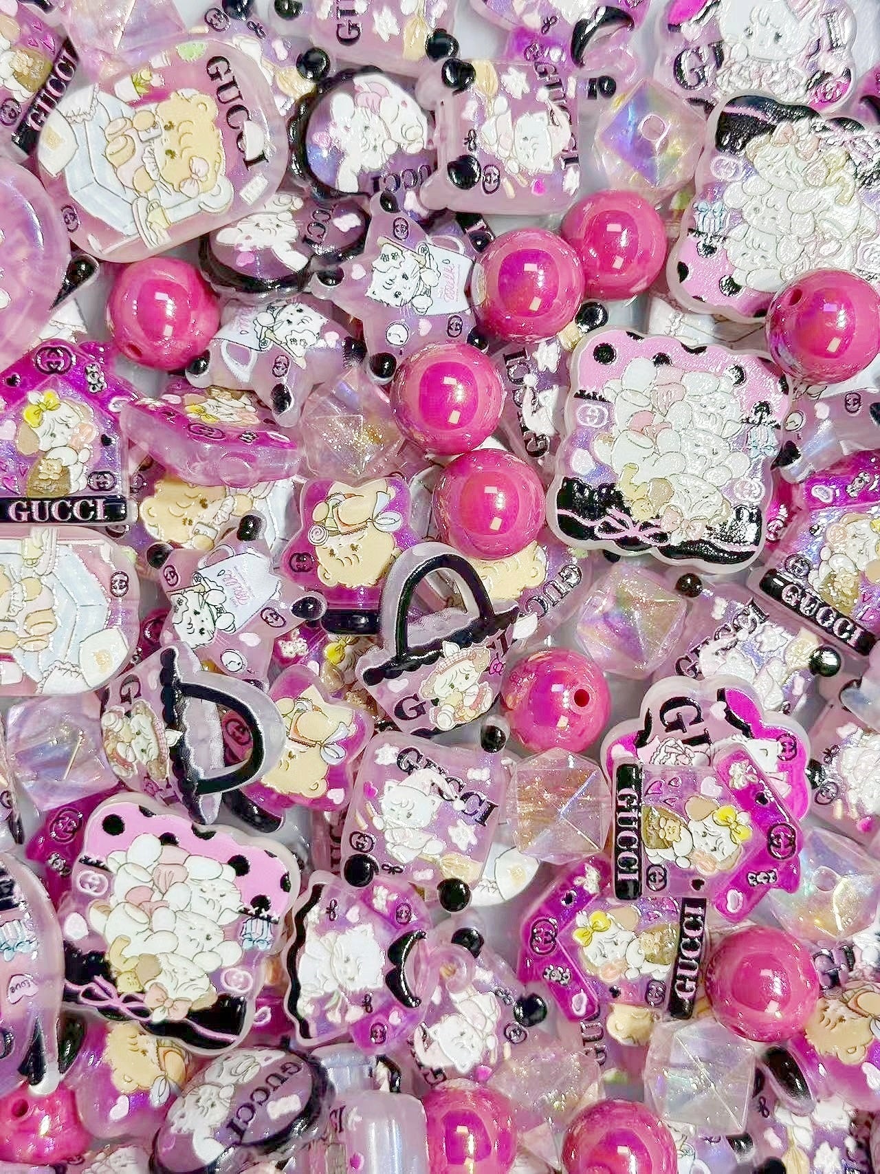 3.9再入荷【A447】グッチキャッツ・ミッコちゃん（夜光＋浮き彫りキャラビーズ12種類とアクリルビーズ2種類）