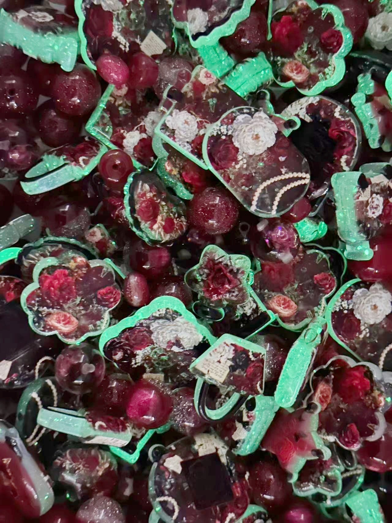 2.11NEW【A454】ヴィンテージローズ（夜光浮き彫りプリントビーズ、レジンビーズ5種類、アクリルビーズ1種類のストラップ用大ミックス）