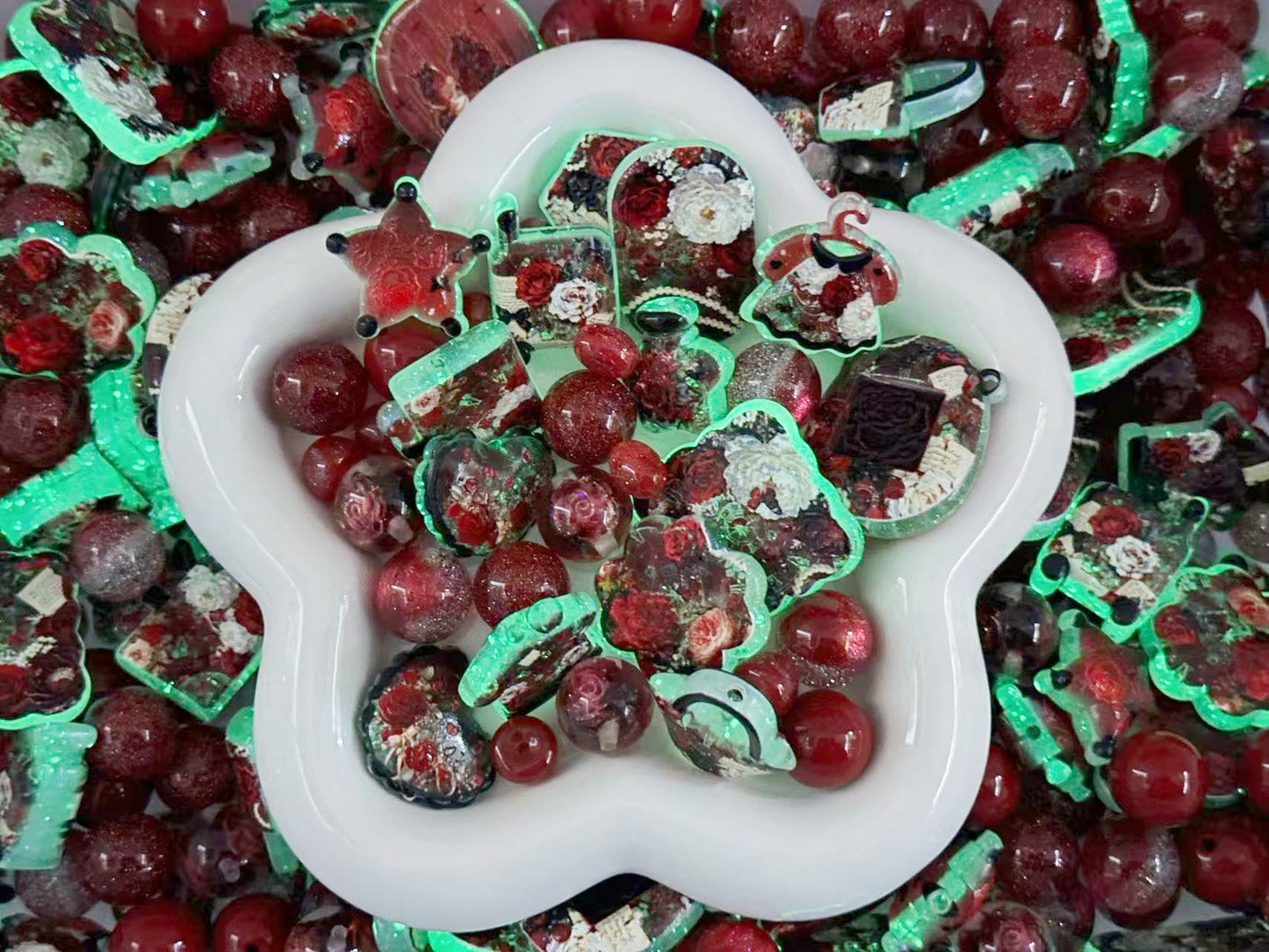 2.11NEW【A454】ヴィンテージローズ（夜光浮き彫りプリントビーズ、レジンビーズ5種類、アクリルビーズ1種類のストラップ用大ミックス）