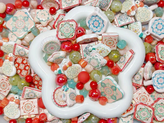 2.26NEW【A466】盛世に咲く華（花模様浮き彫りビーズ約13種類入りのストラップ用大ミックス）