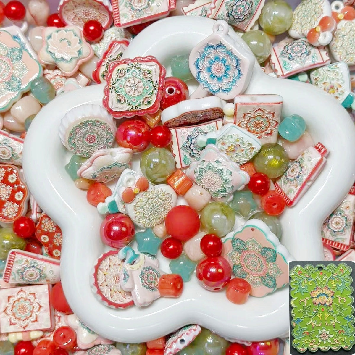 2.26NEW【A466】盛世に咲く華（花模様浮き彫りビーズ約13種類入りのストラップ用大ミックス）