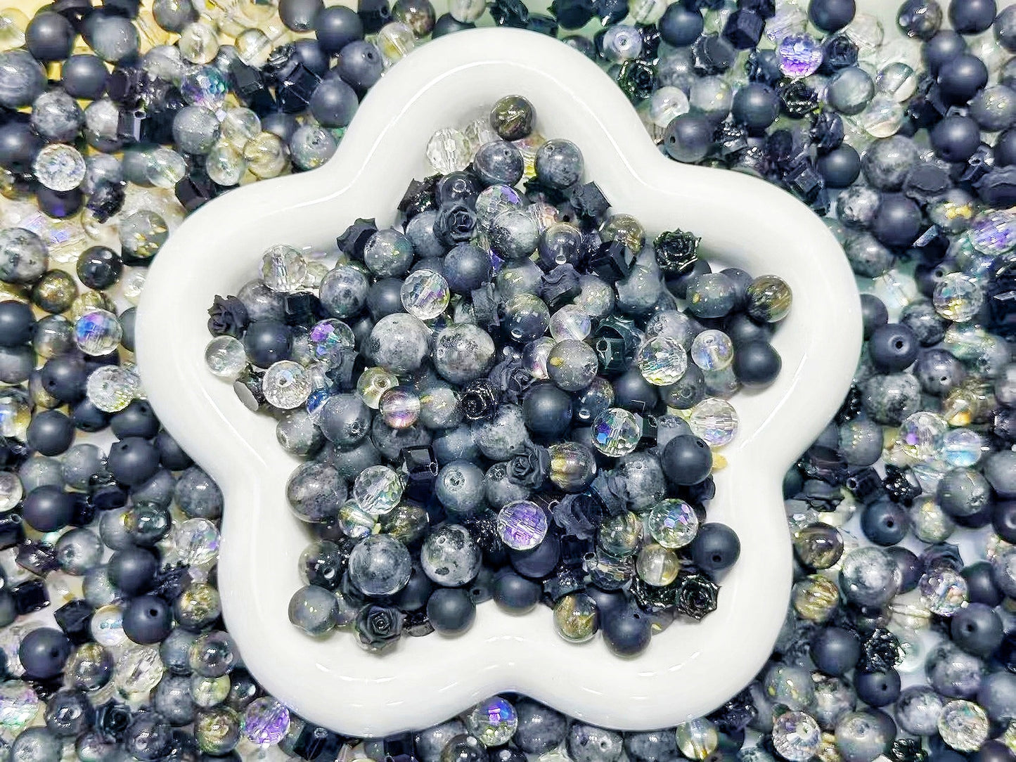 3.5NEW【B130】闇の閃光（ラブラドライト10ｍｍと12ｍｍ、ソフトバラ2種類、レジン1種類、高品質ガラスビーズ3種類とガラス多面カット1種類）