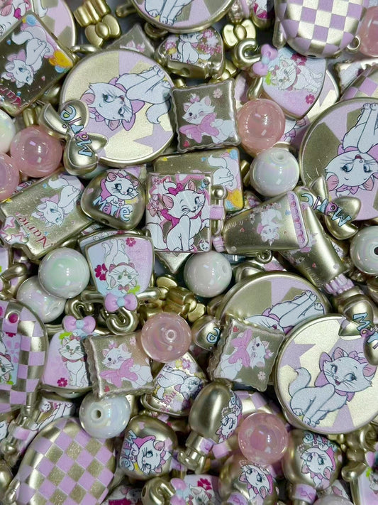 3.11NEW【A478】猫のマリーちゃん（マットゴールドキャラビーズ約10種類とアクリルビーズ2種類）