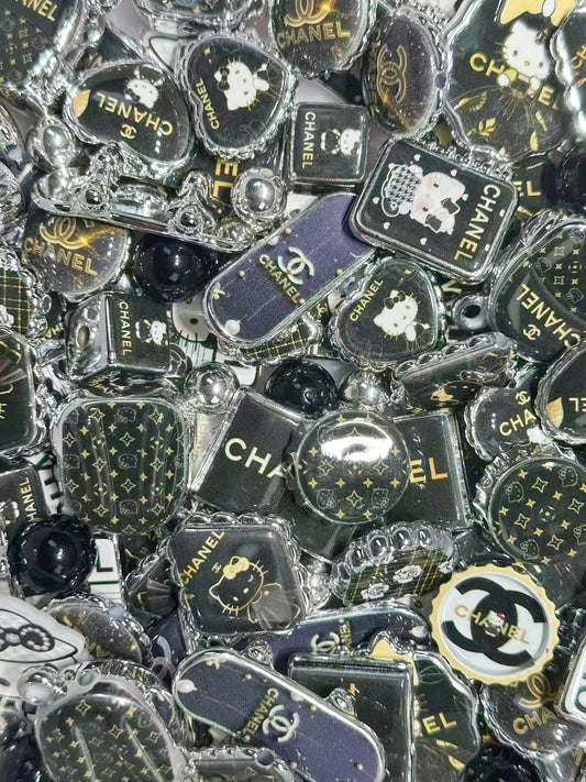 3.11NEW【A477】おしゃれ猫（シルバーメッキCCロゴキャラビーズ約16種類とアクリルビーズ2種類）