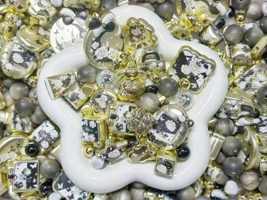 3.18NEW【A485】モノトーンローズのメモリー（マットゴールドプリントビーズ約10種類入りのストラップ用大ミックス）