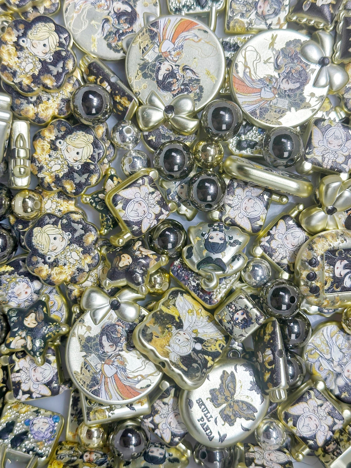 4.14NEW【A496】闇に咲く金蝶・SP（マットゴールドキャラビーズ約12種類、メッキビーズ3色）