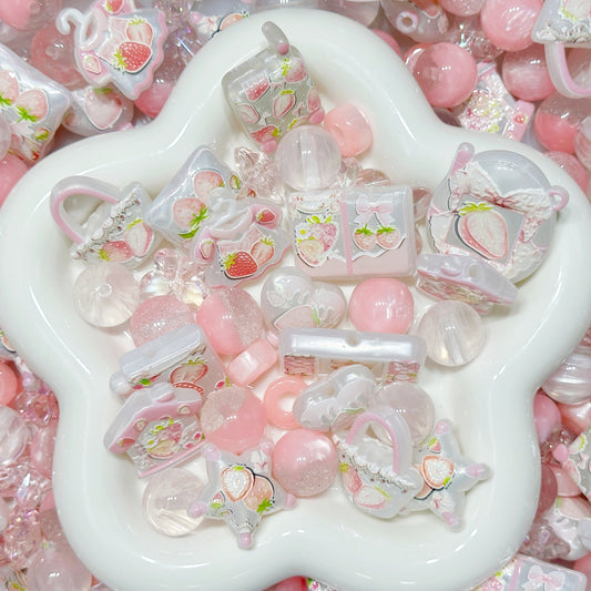 4.22NEW【A501】イチゴパルフェ（浮き彫りプリントビーズ約11種類、レジン3種類など入りのストラップ用大ミックス）
